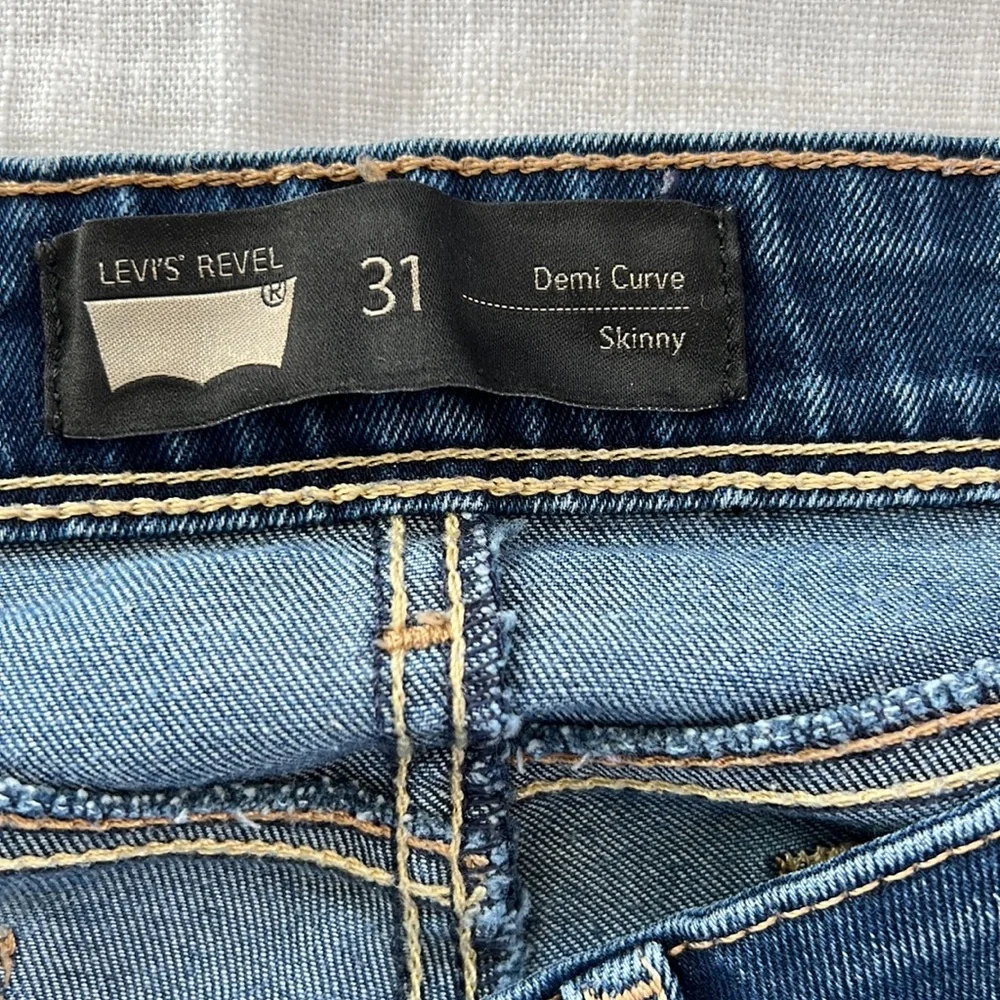 Women Levi’s Revel size 31. Demi curve skinny